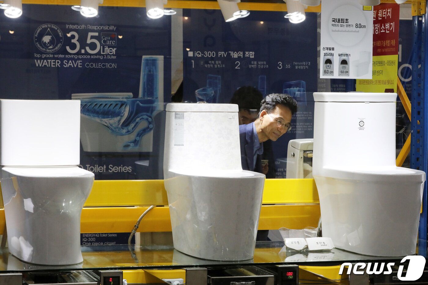 본문 이미지 - 13일 오전 경기도 수원시 영통구 수원컨벤션센터에서 개막한 제1회 수원국제 하수처리 및 화장실 박람회에서 시민들이 각종 화장실 시설을 살펴보고 있다. 2019.6.13/뉴스1 ⓒ News1 조태형 기자