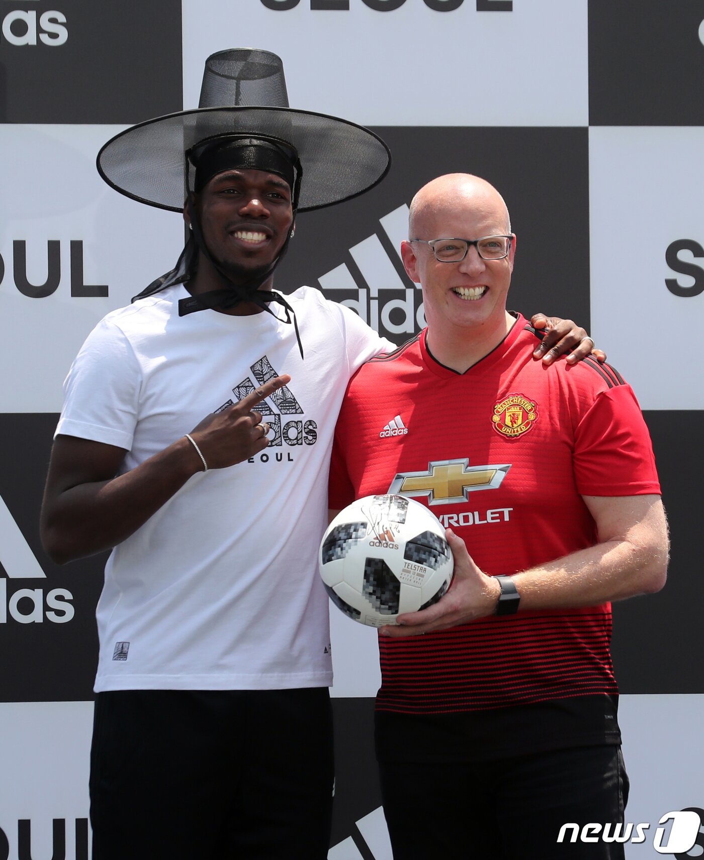 본문 이미지 - 잉글랜드 프리미어리그(EPL) 맨체스터 유나이티드에서 활약하는 폴 포그바가 13일 오후 서울 용산구 아이다스 더베이스 서울에서 열린 '아디다스-폴 포그바 아시아 투어'에서 에드워드 닉슨 아디다스코리아 대표이사에게 갓 선물을 받은 후 포즈를 취하고 있다. 2019.6.13/뉴스1 ⓒ News1 황기선 기자