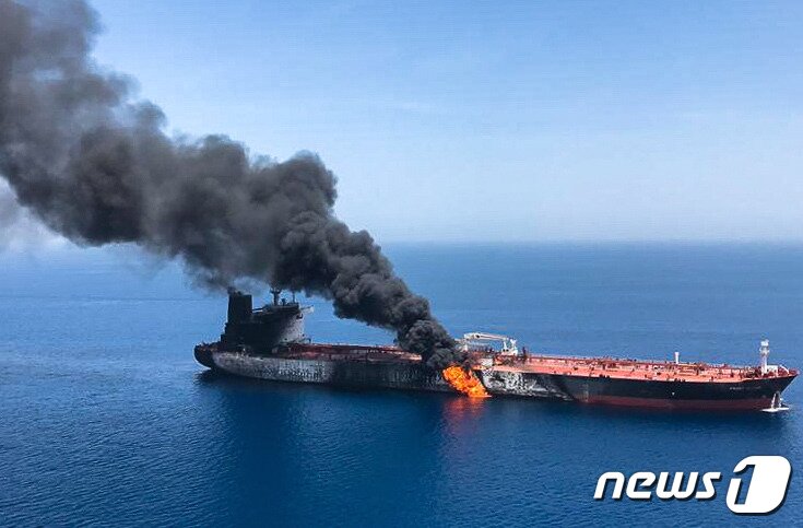 본문 이미지 - 지난 6월13일(현지시간) 중동 호르무즈 해협 인근 오만해에서 석유제품을 실은 노르웨이 선적의 대형 유조선이 공격을 받아 화염이 솟아오르고 있다. ⓒ AFP=뉴스1 ⓒ News1 우동명 기자