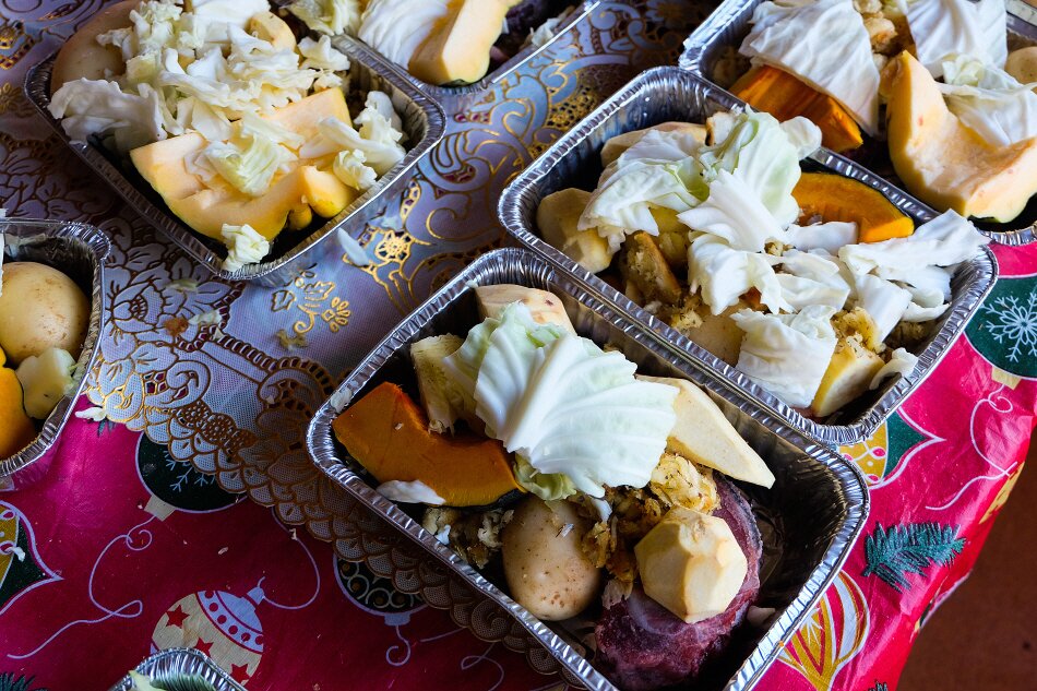 본문 이미지 - 마오리인들의 전통 조리법인 '항이'로 조리된 음식