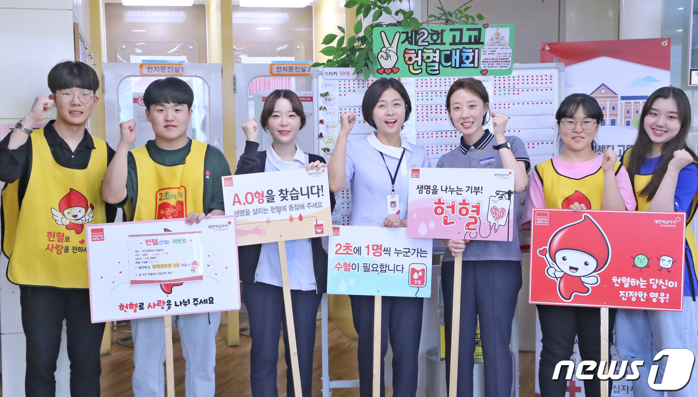 (구미=뉴스1) 정우용 기자 = 세계헌혈자의 날인 14일 경북 구미시 헌혈의집 구미센터에서 최찬영 센터장(가운데)이 오서영 간호사(왼쪽 세번째), 김혜림 간호사(다섯번쨰) 등 자원 …