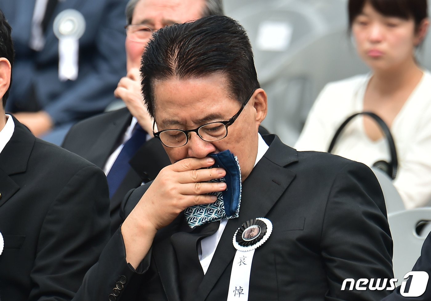 본문 이미지 - 박지원 민주평화당 의원이 2019년 6월 14일 오전 서울시 동작구 국립서울현충원 현충관에서 열린 김대중 전 대통령의 부인 고 이희호 여사의 추모식에 참석해 손수건으로 얼굴을 훔치고 있다. 2019.6.14/뉴스1 ⓒ News1 이종덕 기자