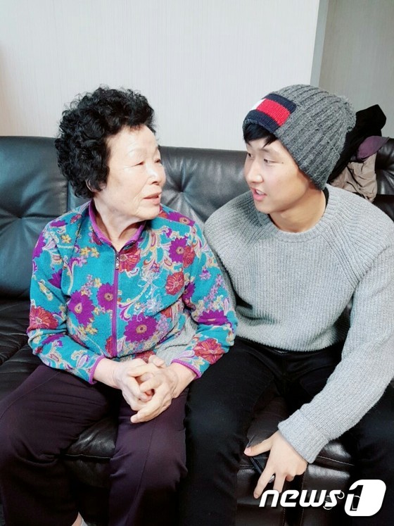 올해 초 한국 대표팀으로 소집돼 귀국한 이강인이 할머니 김영례씨의 집에서 다정하게 얘기를 나누고 있다. /© News1 이종행 기자