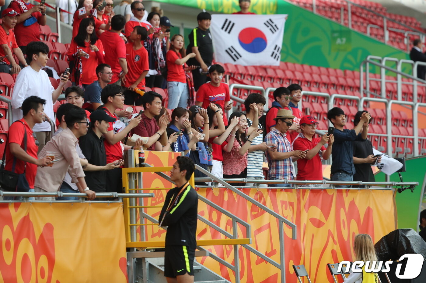 본문 이미지 - 15일(현지시각) '2019 국제축구연맹(FIFA) U-20 월드컵' 결승전 대한민국과 우크라이나의 경기가 열리는 폴란드 우치 스타디움을 찾은 관람객들이 경기 시작을 기다리고 있다. 2019.6.15/뉴스1 ⓒ News1 박정호 기자