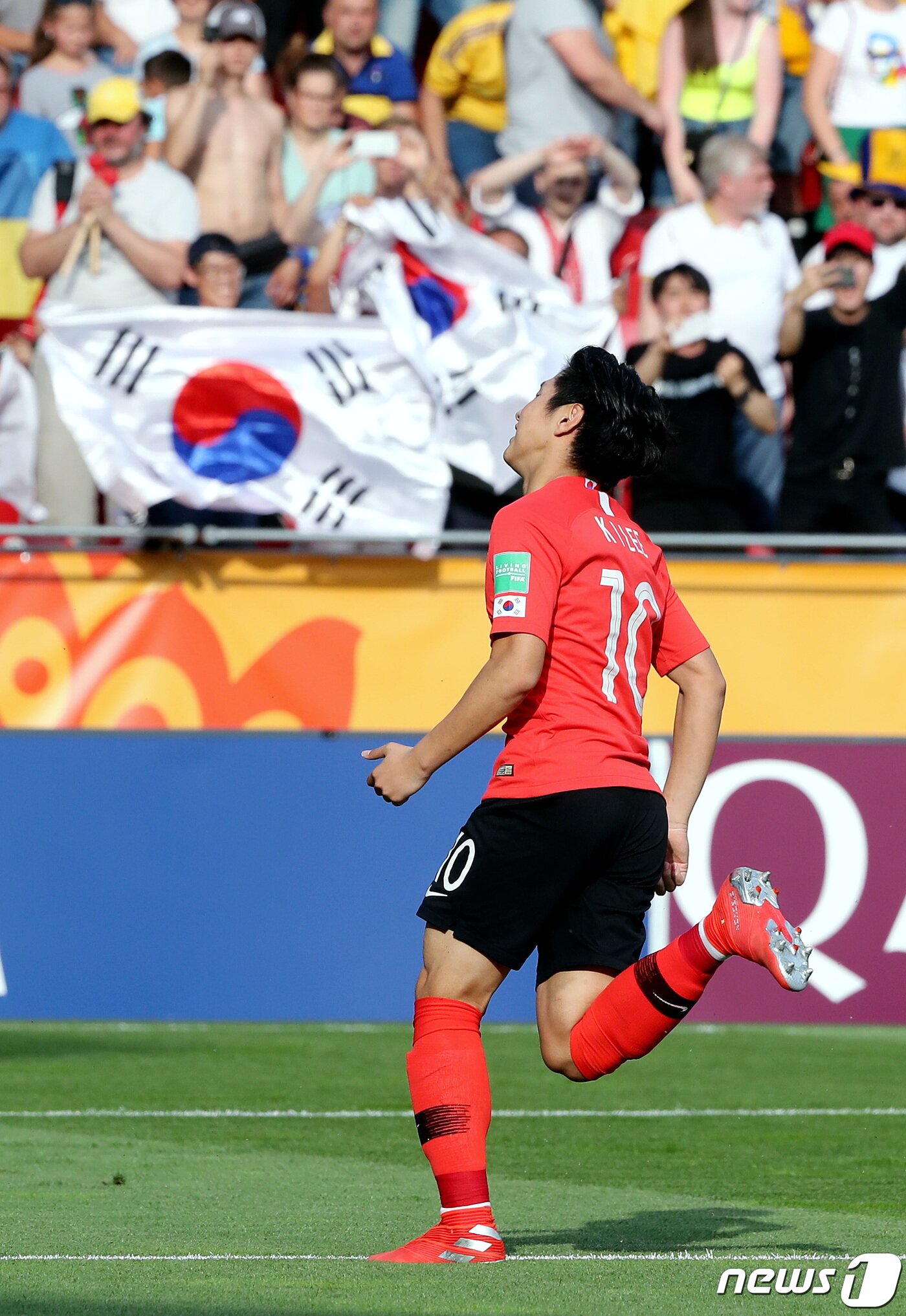 본문 이미지 - U-20 축구대표팀 이강인 선수가 16일 오전&#40;한국시간&#41; 폴란드 우치 스타디움에서 열린 &#39;2019 국제축구연맹&#40;FIFA&#41; U-20 월드컵&#39; 결승전 대한민국과 우크라이나의 경기에서 패널티킥으로 선제골을 넣은 뒤 기뻐하고 있다. 2019.6.16/뉴스1 ⓒ News1 박정호 기자