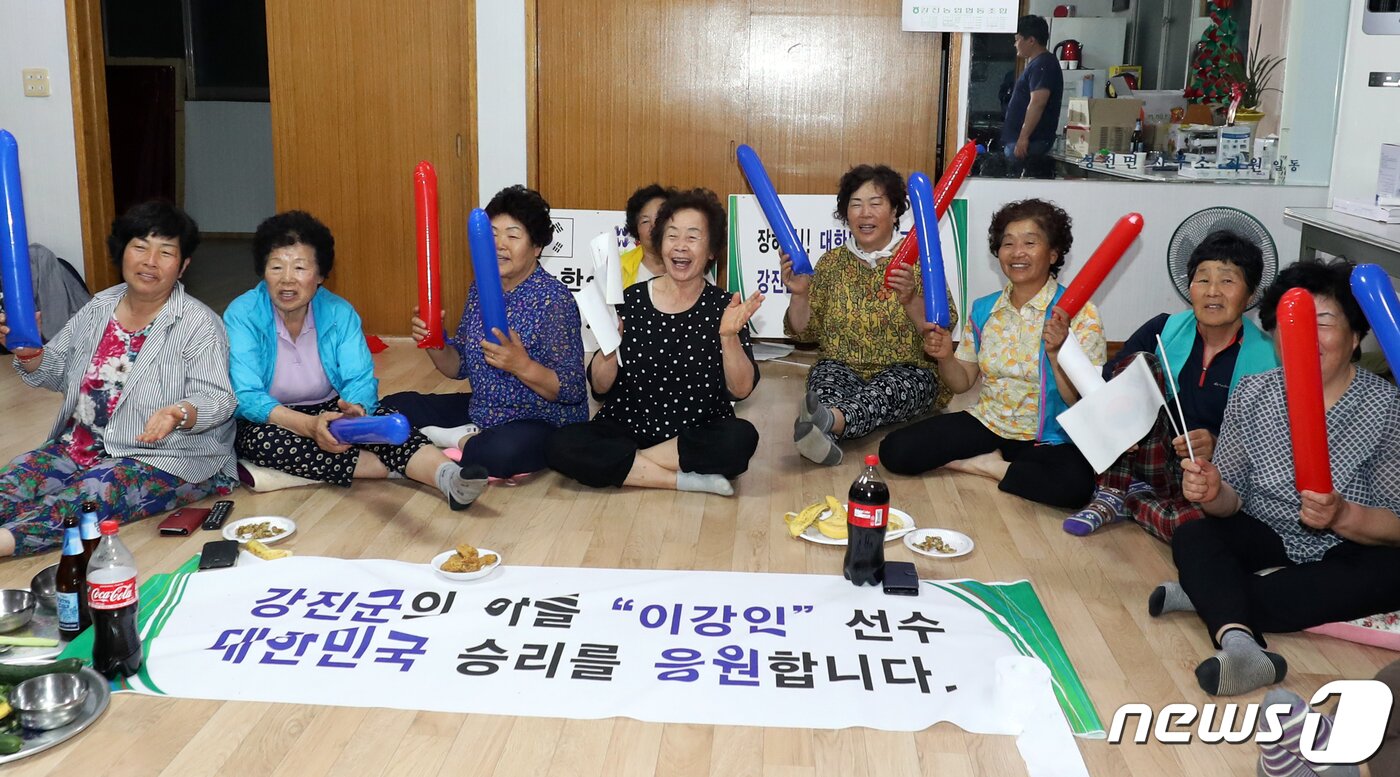 본문 이미지 - 2019 국제축구연맹&#40;FIFA&#41; U-20 월드컵&#39; 한국과 우크라이나의 결승전이 열린 16일 전남 강진군 성전면 처인마을회관에서 이강인&#40;18·발렌시아&#41;의 외할머니 김영례씨&#40;86·왼쪽 두번째&#41;와 마을 어르신들이 열띤 응원을 펼치고 있다. 2019.6.16/뉴스1 ⓒ News1 황희규 기자