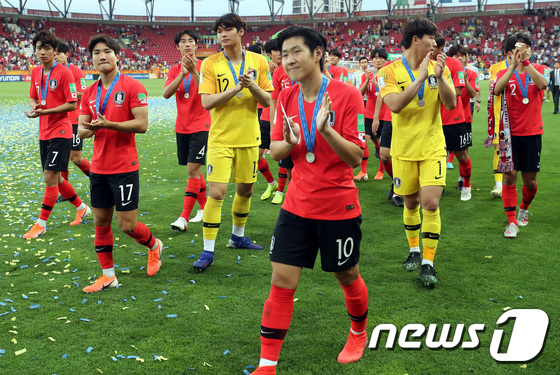 한국 축구 미래는 맑음