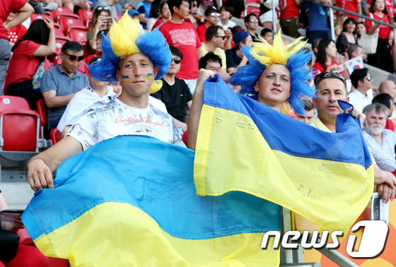 응원 펼치는 우크라이나 팬들
