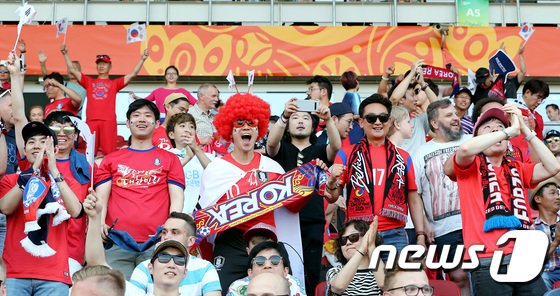 열정적 응원 펼치는 한국 축구팬들
