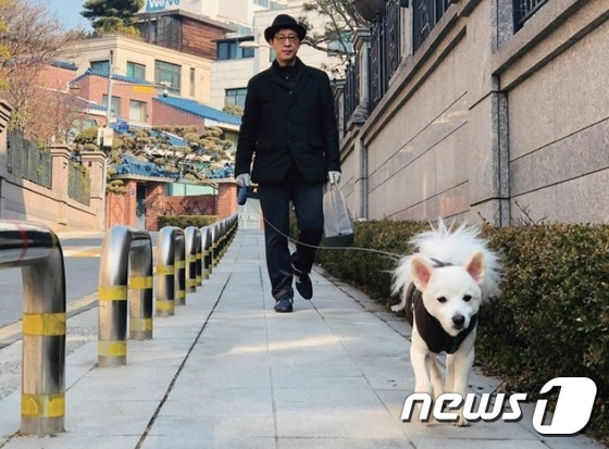 김은수 한화갤러리아 대표가 반려견 해피와 산책을 하고 있다. © 뉴스1