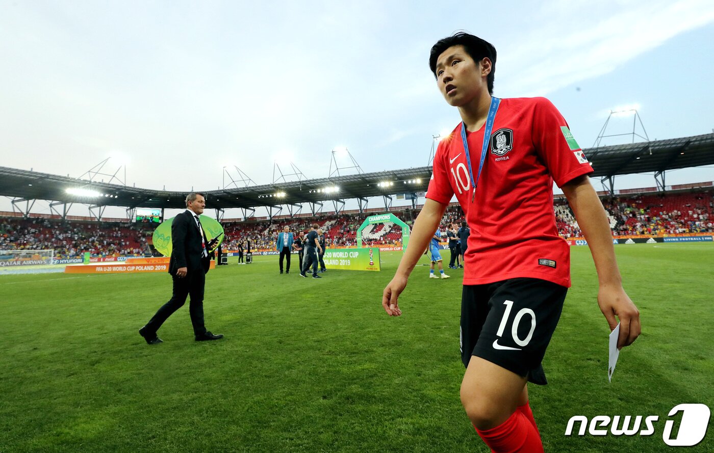 본문 이미지 - '2019 국제축구연맹(FIFA) U-20 월드컵' 결승전을 마친 이강인이 준우승 메달을 목에 걸고 그라운드에서 걸어 나오고 있다. 2019.6.16/뉴스1 ⓒ News1 박정호 기자
