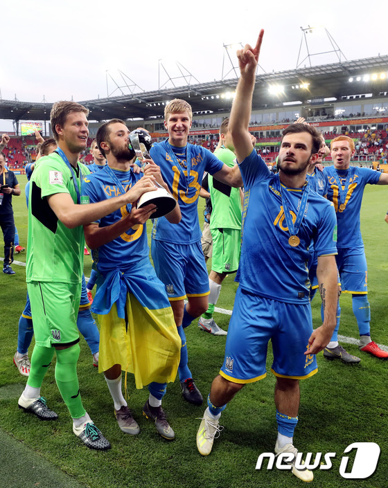 우승의 기쁨 즐기는 우크라이나 선수들