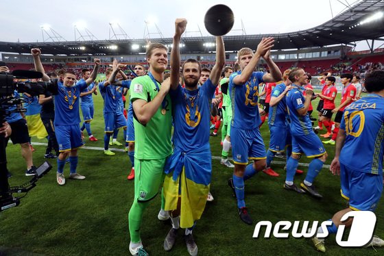 우승 즐기는 우크라이나 대표팀