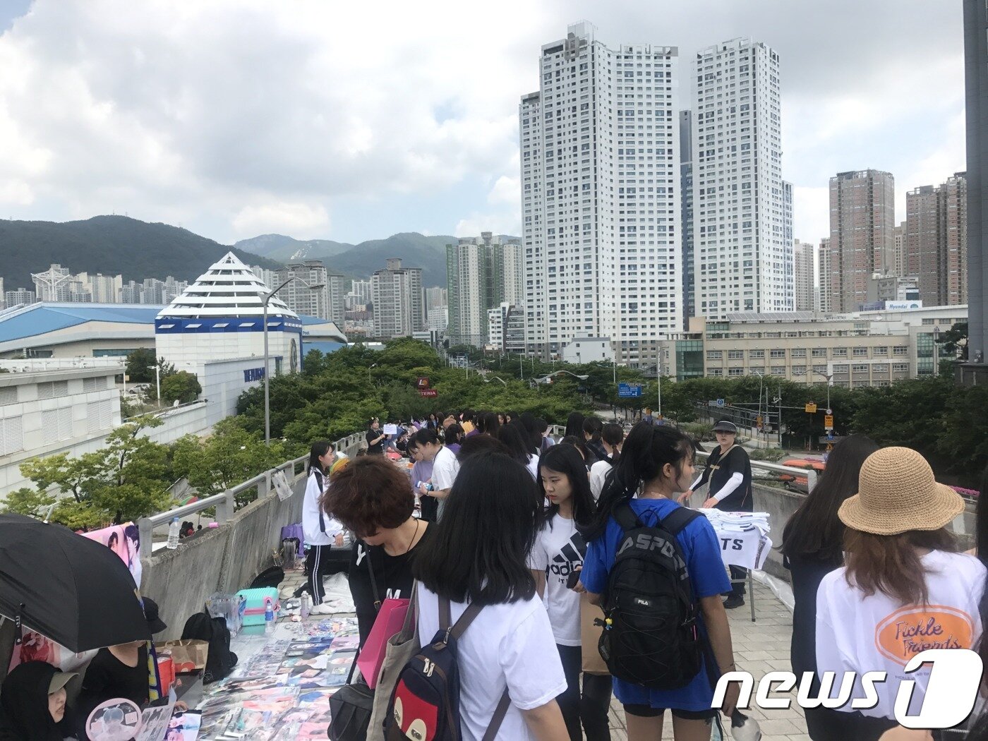 본문 이미지 - 방탄소년단 팬미팅 공연 현장으로 이어진 길에는 방탄소년단 관련 물품을 파는 간이장터가 형성돼 진풍경을 연출했다. 2019.06.16 /ⓒ 뉴스1 박세진 기자