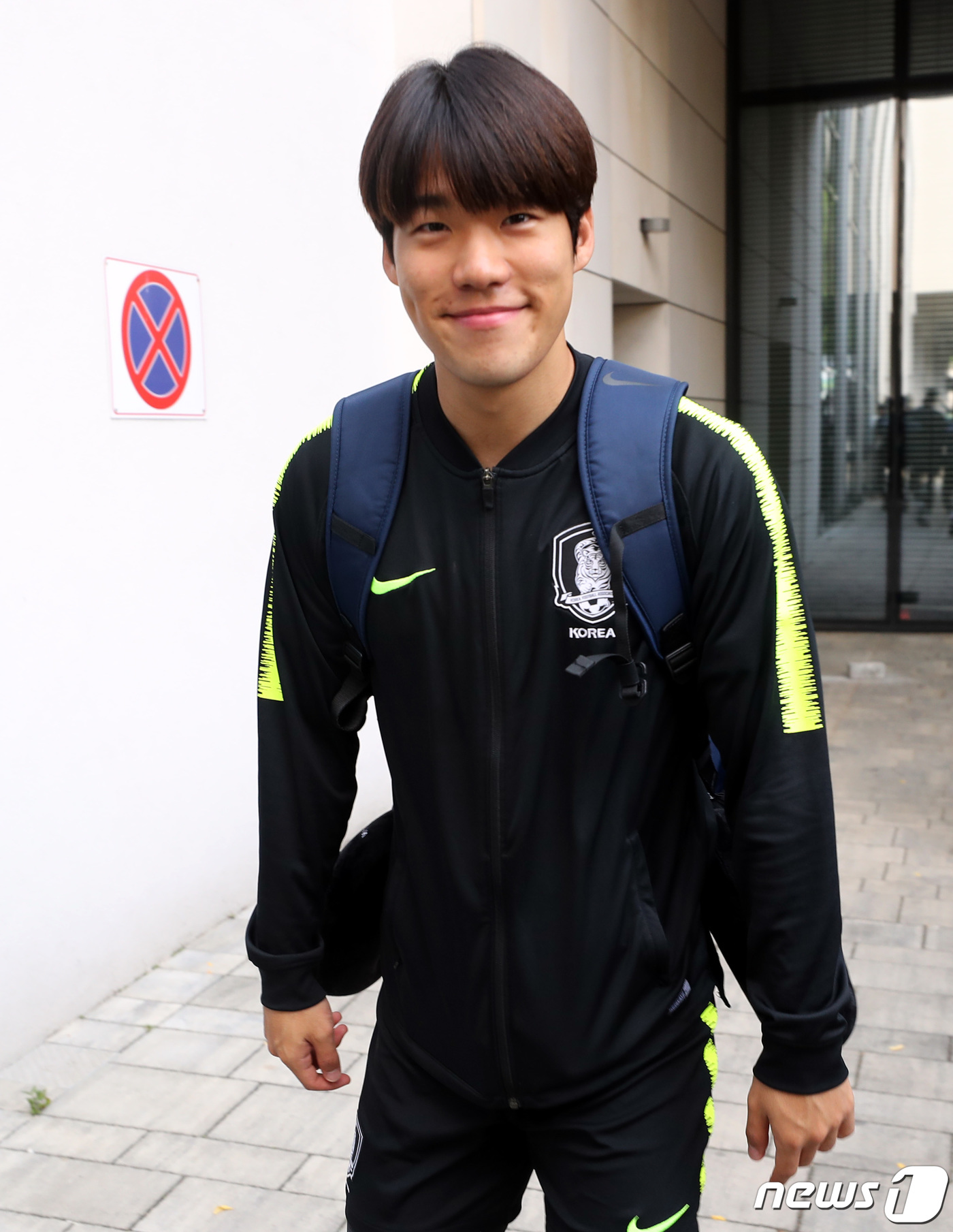 (우치(폴란드)=뉴스1) 박정호 기자 = U-20 축구대표팀 이규혁 선수가 16일 오후(한국시간) 폴란드 우치 대표팀 숙소에서 나와 공항으로 갈 버스로 향하고 있다. U-20 축구 …