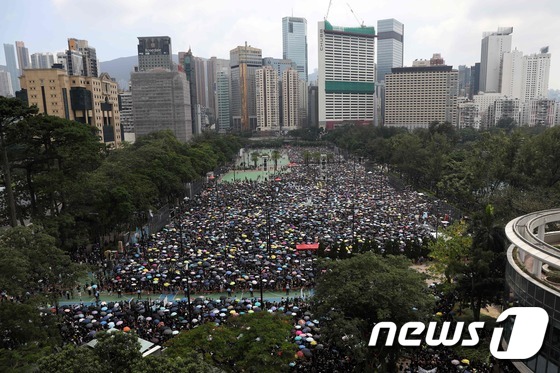 \'범죄인 인도법 개정 반대\' 홍콩 우산 시위대 운집