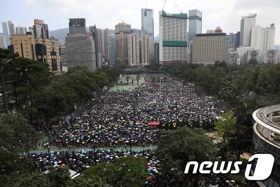 '범죄인 인도법 개정 반대' 홍콩 우산 시위대 운집