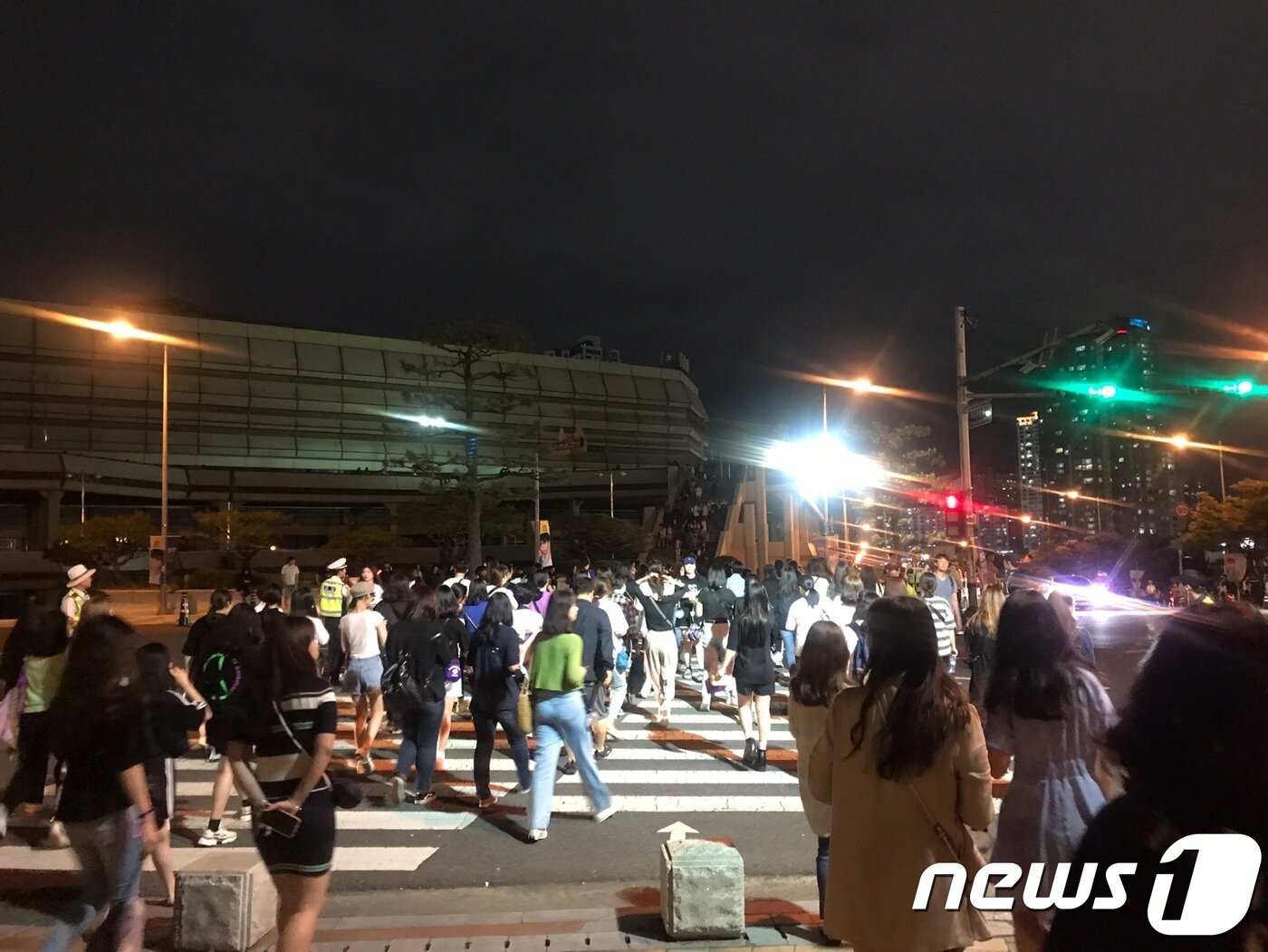 본문 이미지 - 16일 부산에서 열린 방탄소년단의 두번째 팬미팅 공연이 끝난 후 팬들이 아쉬운 발걸음을 돌리고 있다.2019.06.16/ⓒ 뉴스1 박세진 기자