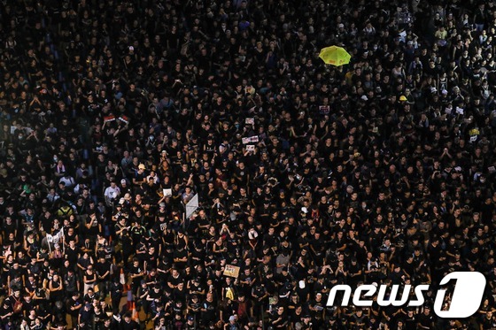 16일 범죄인 인도법 철회를 주장하는 홍콩 시민들이 대규모 시위를 벌이고 있다. 이날 시위에는 200만 명이 참여했다. © AFP=뉴스1 © News1 