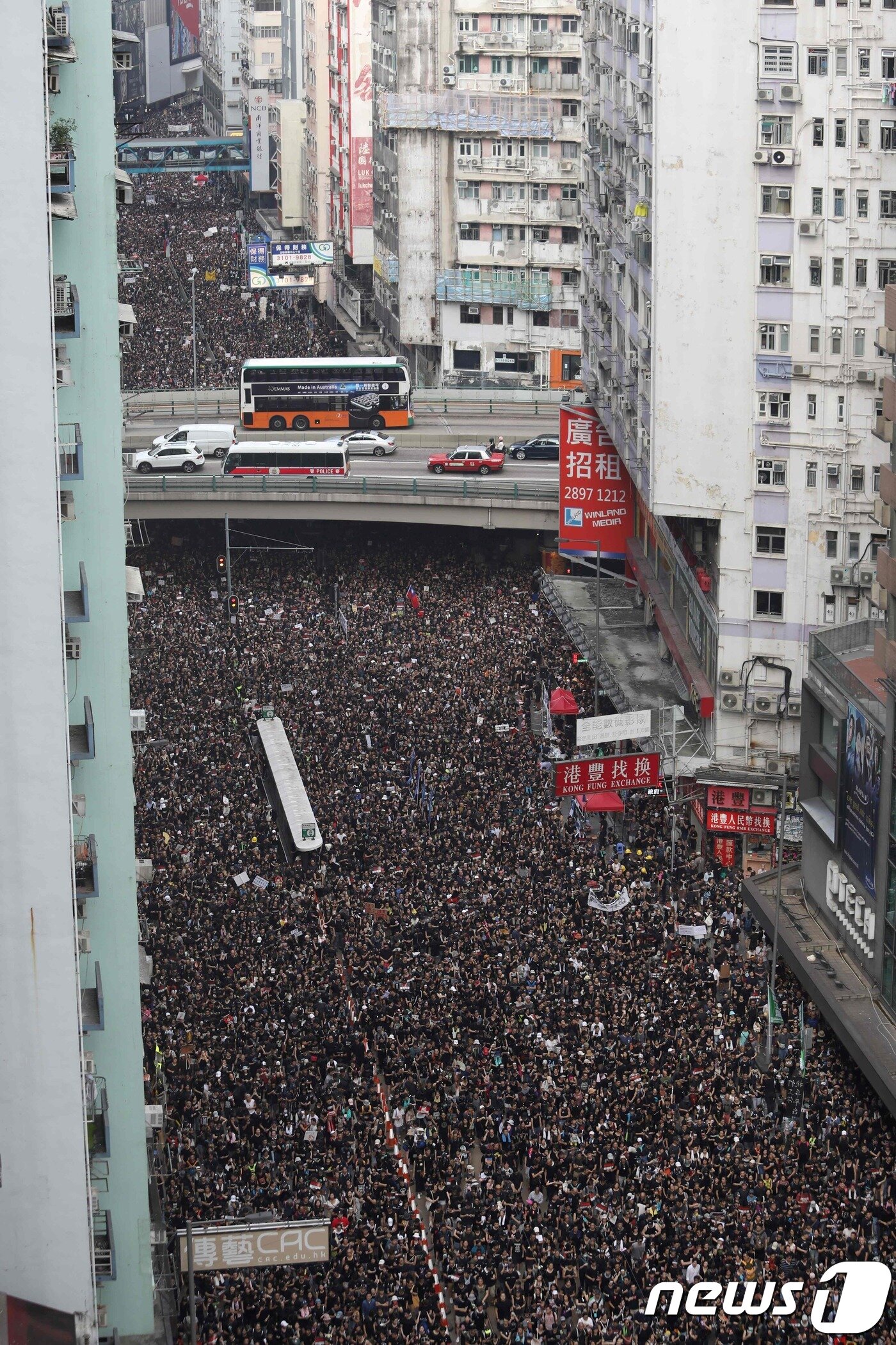 본문 이미지 - 16일 송환법 철회를 주장하는 홍콩 시민들이 검은색 옷을 입고 대규모 시위를 벌이고 있다. ⓒ AFP=뉴스1 ⓒ News1 