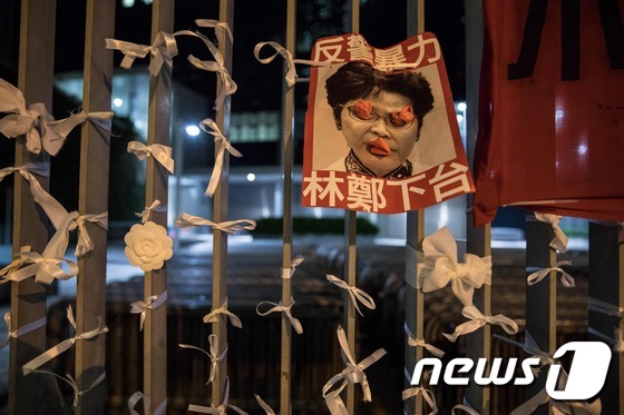 17일 시민들이 홍콩 정부청사 밖에 캐리 람 홍콩 행정장관의 퇴진을 요구하는 포스터를 붙여놓았다. © AFP=뉴스1 © News1 