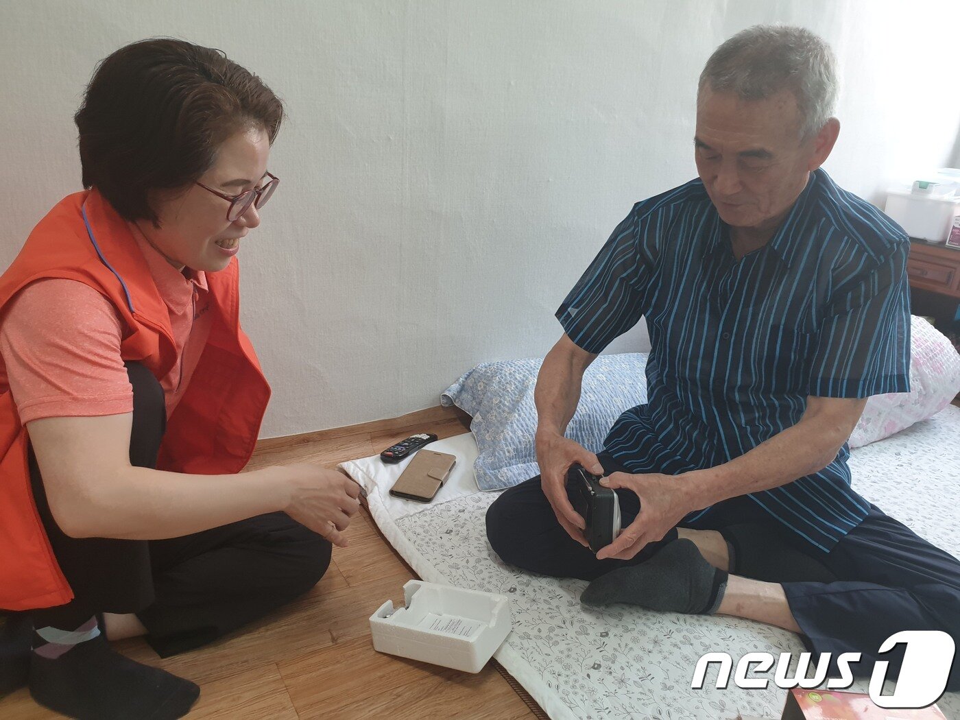 본문 이미지 - 인공지능 돌봄서비스를 받고 있는 김정식씨(76세, 가명, 오른쪽)와 박주은 케어매니저. 강은성기자ⓒ 뉴스1