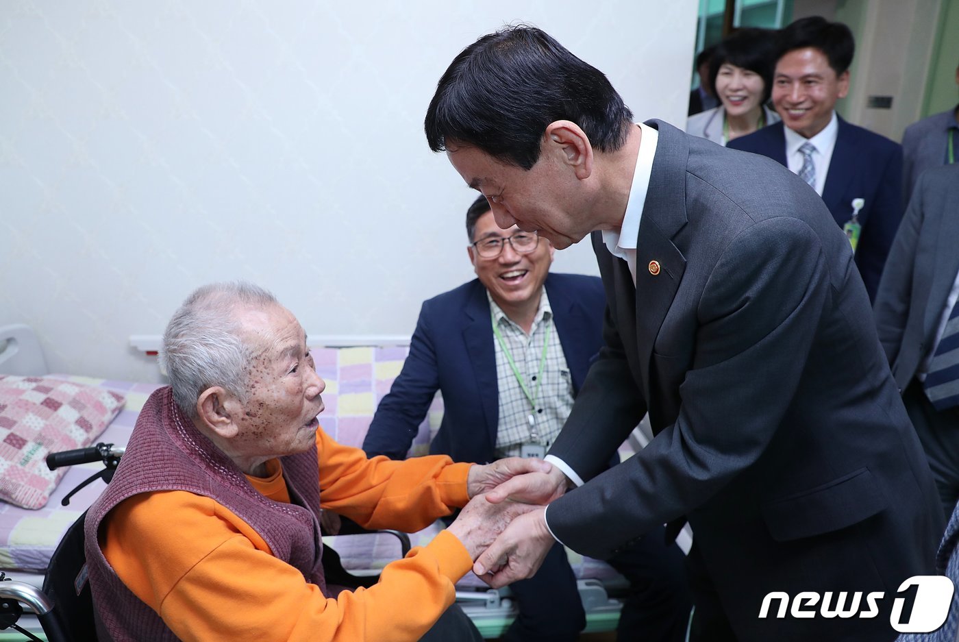 (서울=뉴스1) 성동훈 기자 = 진영 행정안전부 장관이 17일 오후 '호국보훈의 달'을 맞아 대전광역시 유성구 소재 대전보훈요양원을 방문해 요양입소자들을 격려·위문하고 있다. (행 …