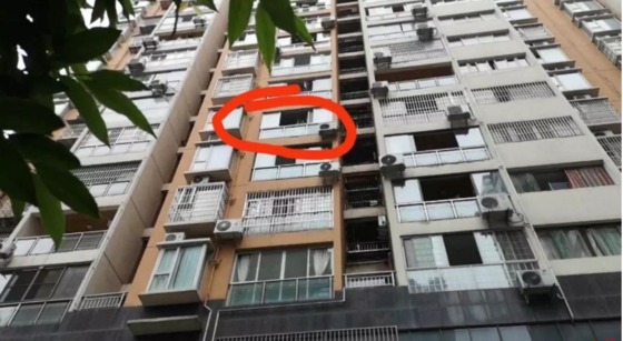 장씨가 아이를 던져 버린 아파트 창문 - 웨이보 갈무리