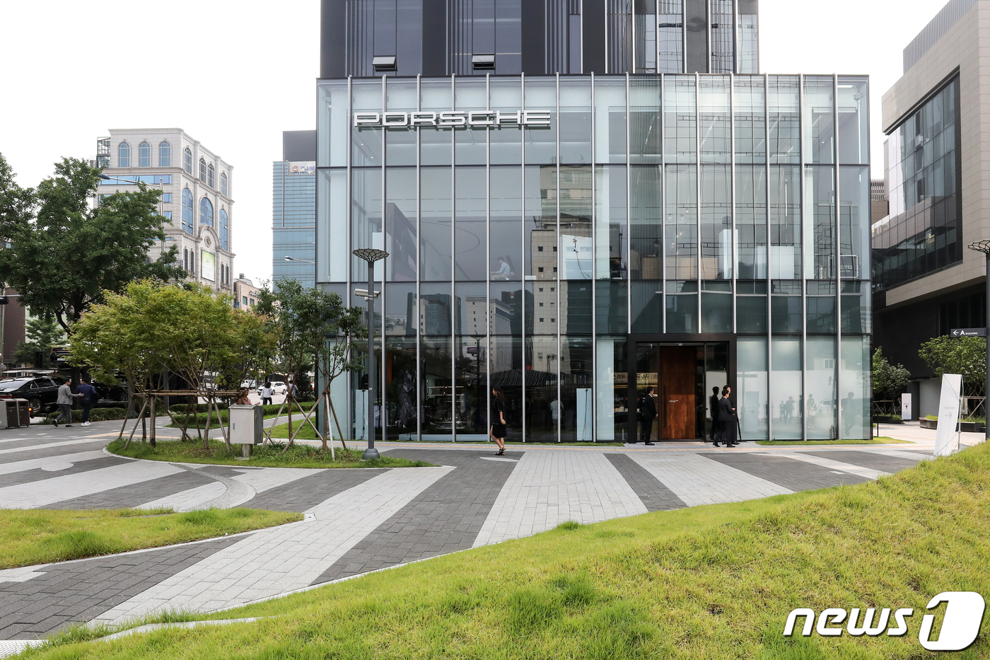 (서울=뉴스1) 이승배 기자 = 18일 오전 서울 강남구 포르쉐 스튜디오 청담의 모습.포르쉐 스튜디오 청담은 세계 여덟 번째로 문을 연 포르쉐 스튜디오로 기존의 전시관 형태를 벗어 …