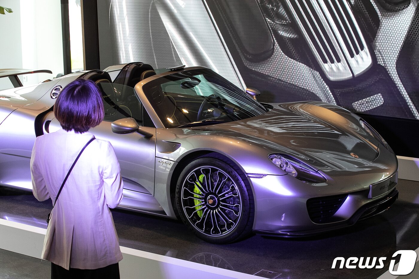 본문 이미지 - 18일 오전 서울 강남구 포르쉐 스튜디오 청담에 차량이 전시돼 있다. 포르쉐 스튜디오 청담은 세계 여덟 번째로 문을 연 포르쉐 스튜디오로 기존의 전시관 형태를 벗어나 다양한 영역의 브랜드 경험을 제공한다. 2019.6.18/뉴스1 ⓒ News1 이승배 기자