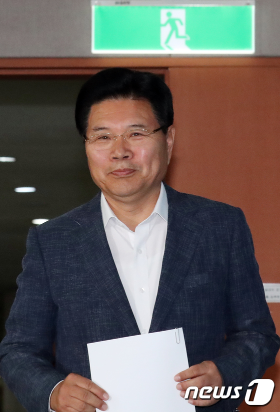 한국당 탈당 기자회견문 든 홍문종 의원
