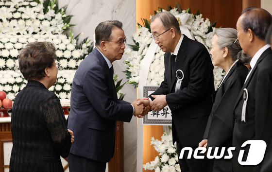 반기문 위원장 위로하는 한승수 전 총리