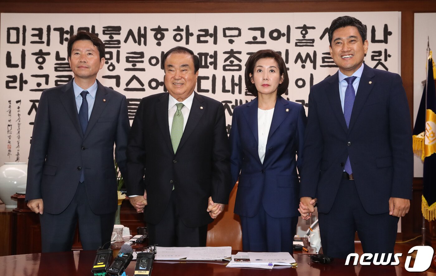 본문 이미지 - 문희상 국회의장과 여야 교섭단체 원내대표들이 18일 오후 서울 여의도 국회에서 회동을 앞두고 기념촬영을 하고 있다. 왼쪽부터 이인영 더불어민주당 원내대표, 문 의장, 나경원 자유한국당, 오신환 바른미래당 원내대표. 2019.6.18/뉴스1 ⓒ News1 임세영 기자