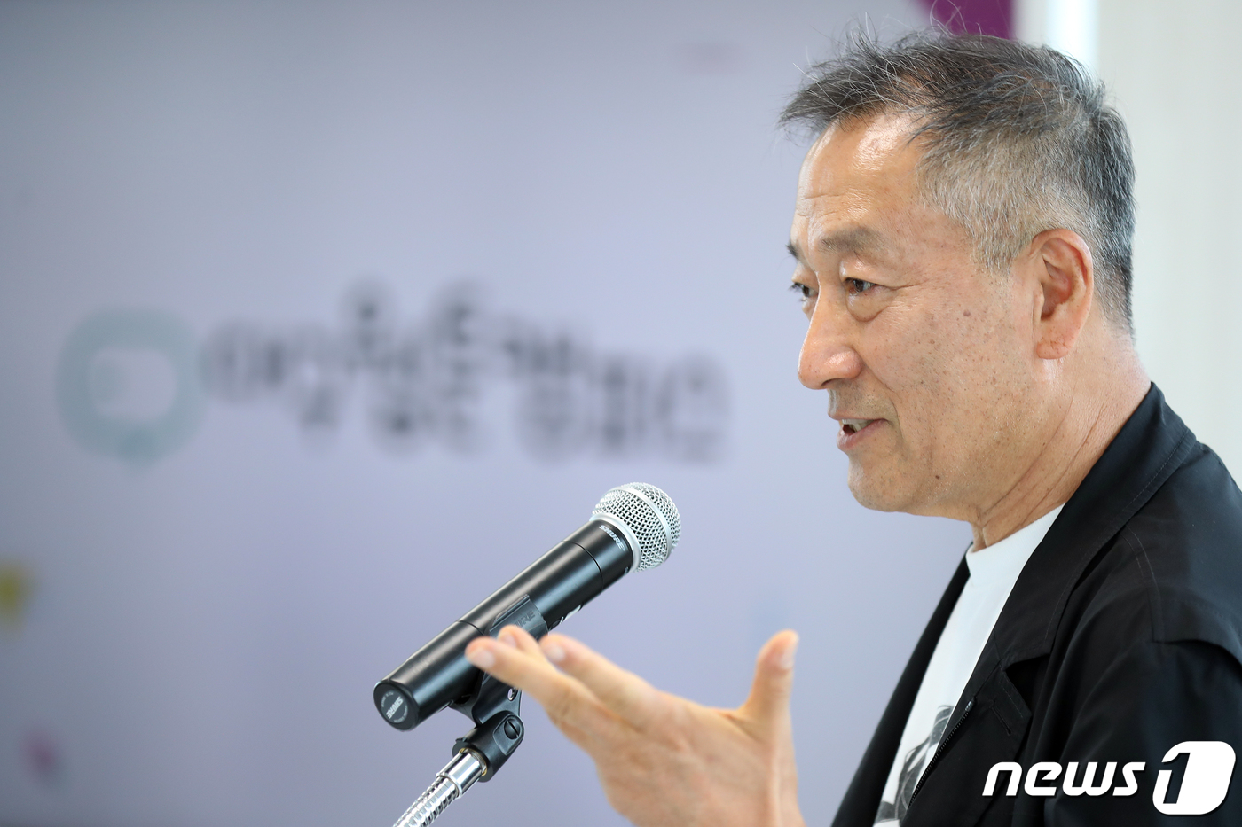(대구=뉴스1) 공정식 기자 = 이현세 만화가가 18일 오후 대구 수성구 범어동 경일대 대구교육관에서 열린 ‘대구웹툰캠퍼스’ 개소식에서 ‘만화가의 삶’을 주제로 특강을 하고 있다. …