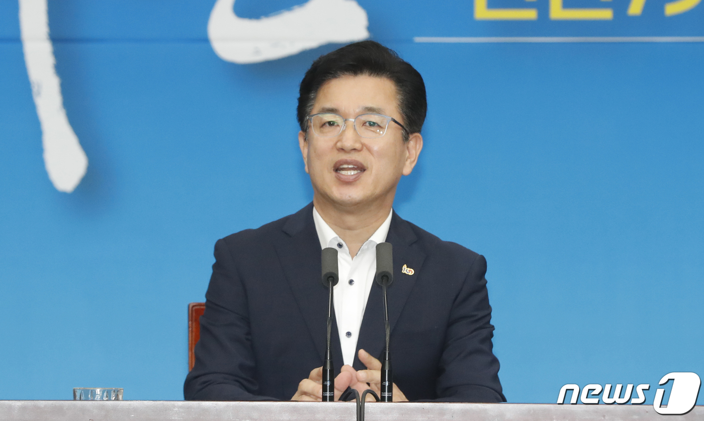 (대전=뉴스1) 주기철 기자 = 허태정 대전시장이 19일 오전 대전시청 대회의실에서 민선7기 1년의 성과와 향후 과제에 대한 브리핑을 마친 뒤 취재진의 질의에 답하고 있다. 201 …