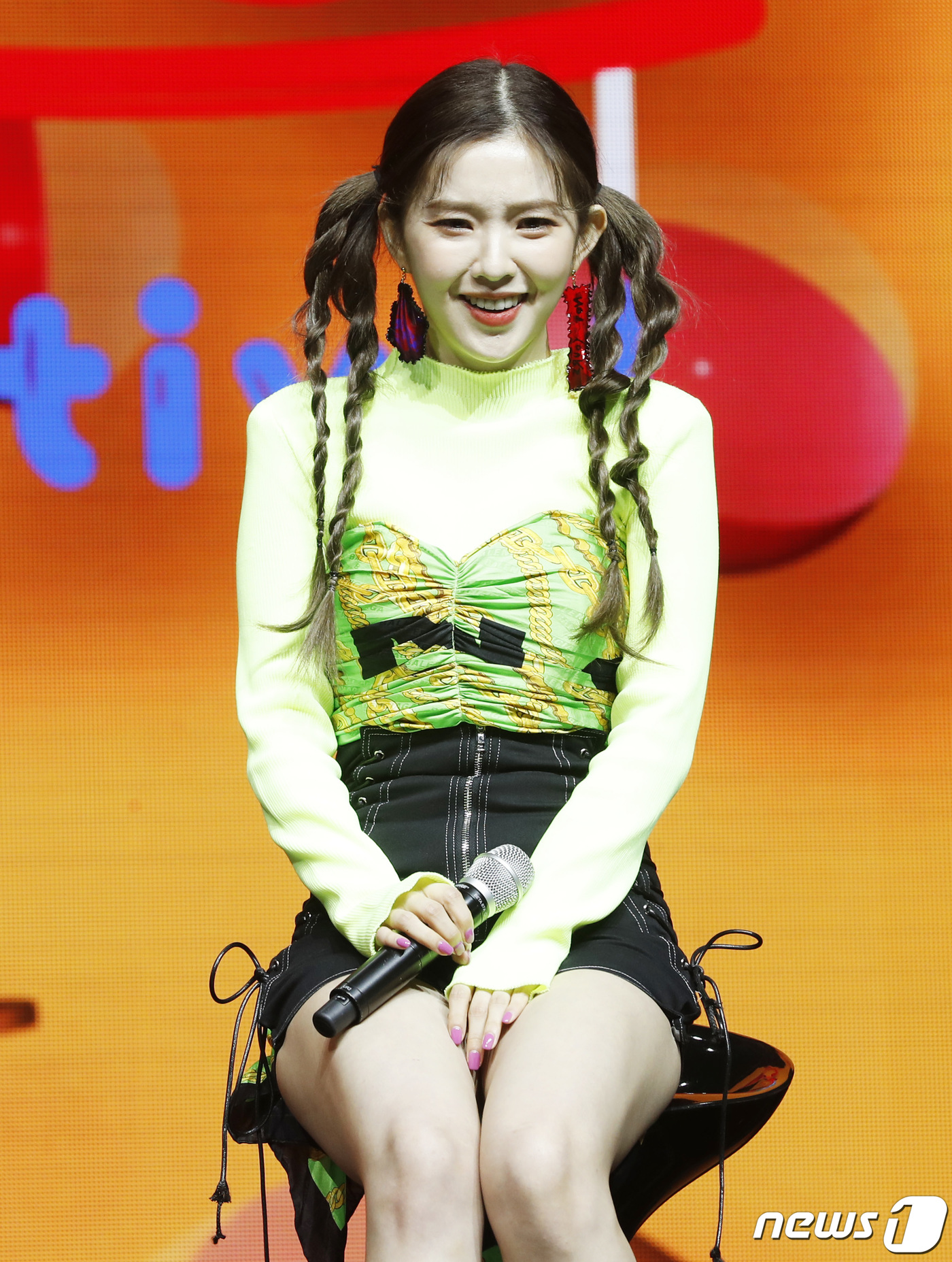 (서울=뉴스1) 권현진 기자 = 걸그룹 레드벨벳 아이린이 19일 서울 용산구 한남동 블루스퀘어에서 열린 새 미니앨범 ''더 리브 페스티벌' 데이 원('The ReVe Festiva …