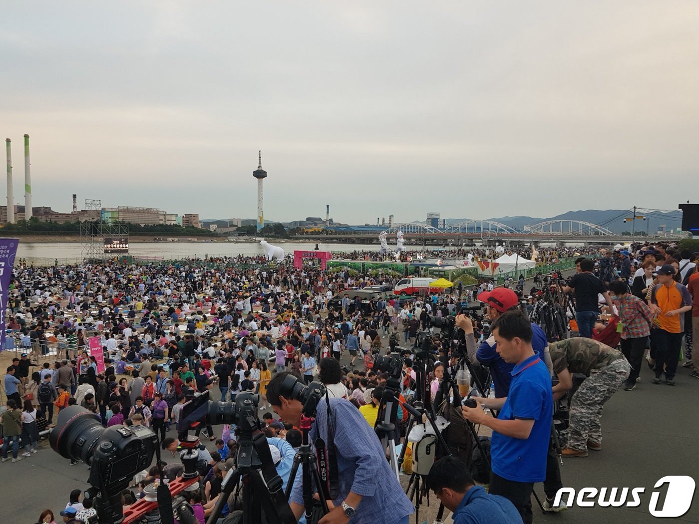 1일 오후 전국에서 모여든 사진작가들과 관광객들이 경북 포항시 남구 형산강 체육공원에서 열리는 2019포항국제불빛출제 메인행사를 촬영하기 위해 기다리고 있다. 2019.6.2/뉴스1 ⓒ News1 최창호 기자