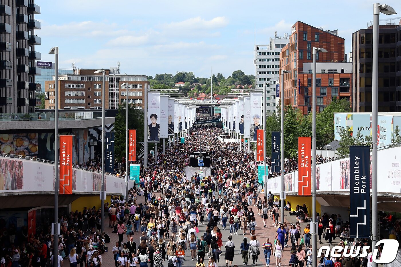 본문 이미지 - 영국 웸블리 스타디움에 몰려든 BTS 아미들 . &#40;빅히트 엔터테인먼트 제공&#41; 2019.6.2/뉴스1