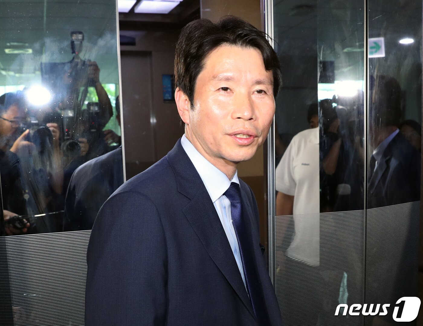 본문 이미지 - 이인영 더불어민주당 원내대표가 2일 서울 여의도 국회 의원회관에서 나경원 자유한국당 원내대표, 오신환 바른미래당 원내대표와 만나 국회 정상화를 논의 한 후 나서고 있다. 이날 국회정상화를 위한 3당 원내대표 협상은 결렬됐다. 2019.6.2/뉴스1 ⓒ News1 이종덕 기자