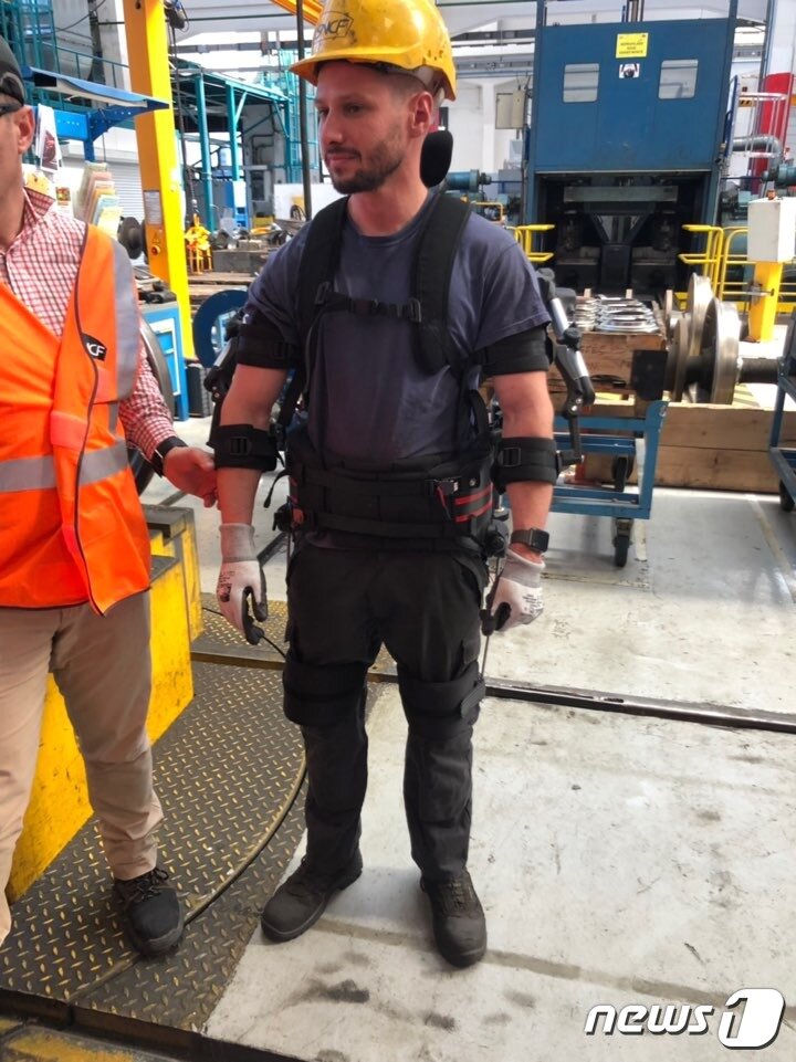 본문 이미지 - 원격제어복을 입은  비샤임 챠랑 정비기지 현장 기술자 ⓒ 뉴스1