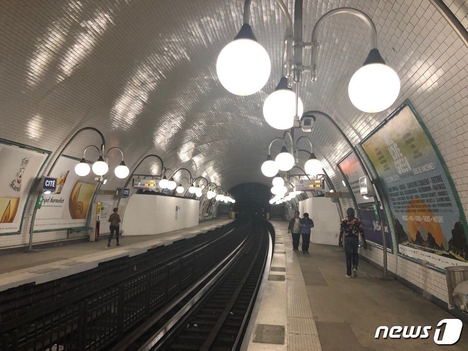 본문 이미지 - 파리 지하철 승강장 전경ⓒ 뉴스1