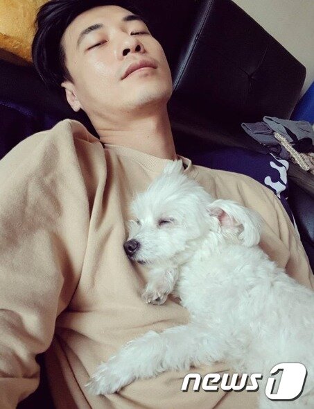 본문 이미지 - 노민혁과 가족들이 키우는 강아지 은비 ⓒ 뉴스1