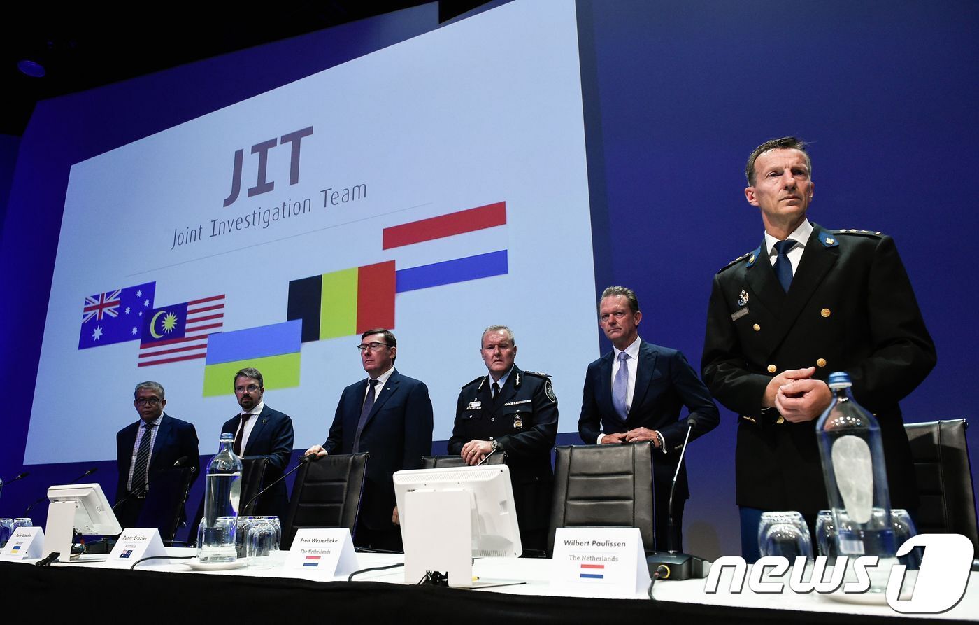 본문 이미지 - 국제조사팀이 19일(현지시간) 기자회견을 열고 MH17 피격사건 용의자 4명 명단을 발표했다. ⓒ AFP=뉴스1