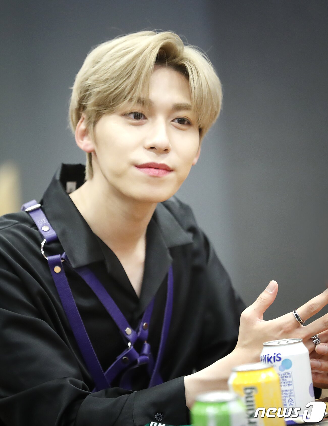 본문 이미지 - 서울 장안동 RBW 사옥. 아이돌그룹 원어스(ONEUS) 건희 딥풀이. 2019.6.19/뉴스1 ⓒ News1 권현진 기자