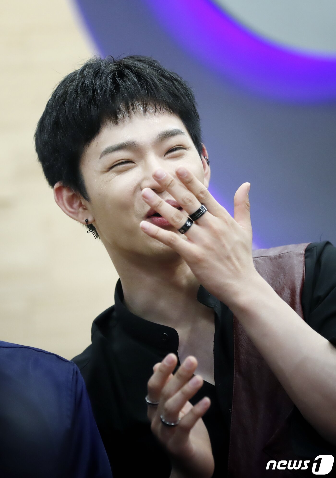 본문 이미지 - 서울 장안동 RBW 사옥. 아이돌그룹 원어스(ONEUS) 이도 딥풀이. 2019.6.19/뉴스1 ⓒ News1 권현진 기자