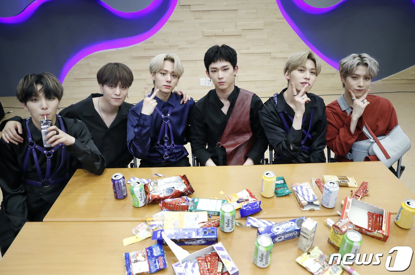 본문 이미지 - 서울 장안동 RBW 사옥. 아이돌그룹 원어스(ONEUS) 서호(왼쪽부터), 레이븐, 환웅, 이도, 건희, 시온 딥풀이.ⓒ News1 권현진 기자