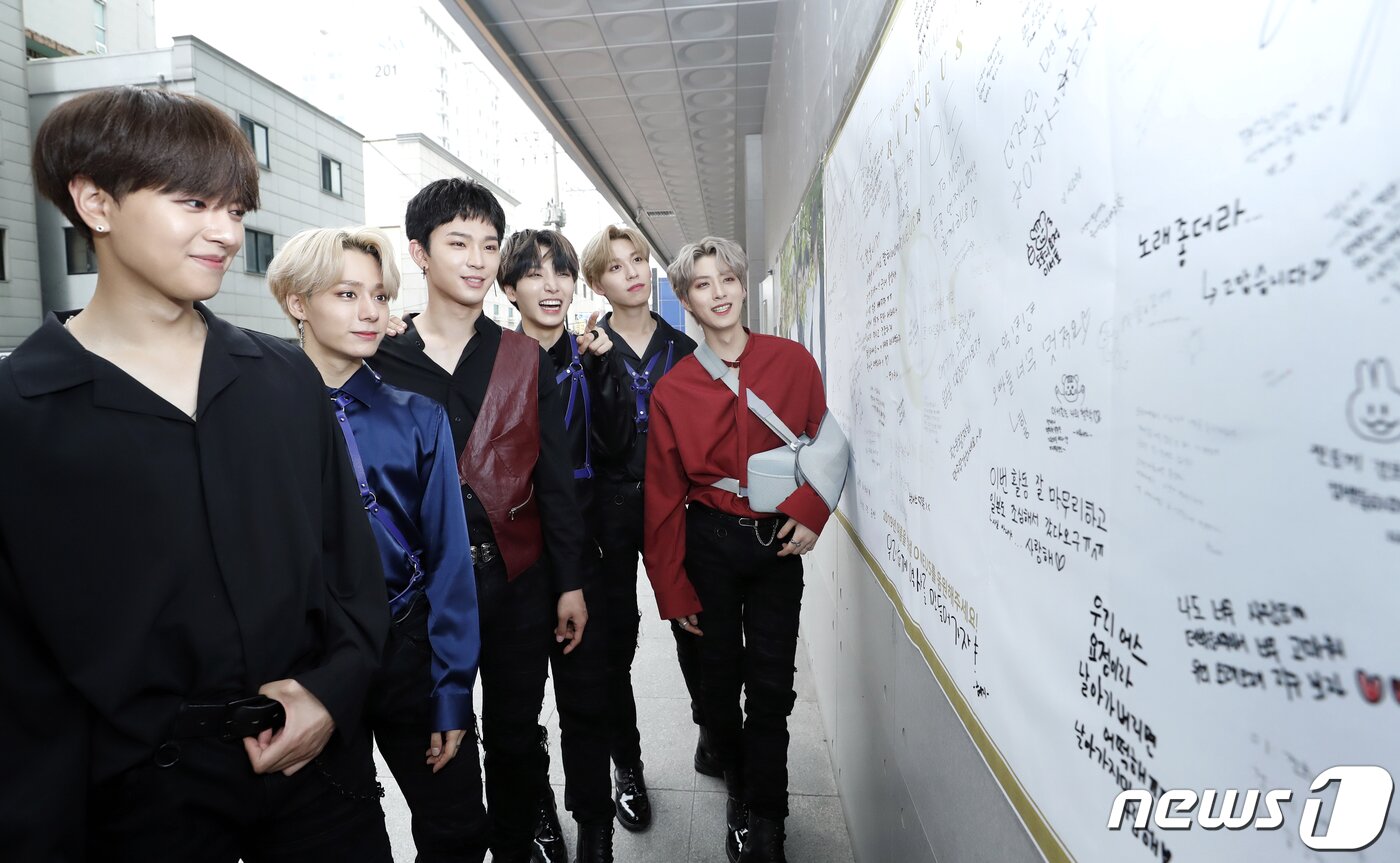 본문 이미지 - 서울 장안동 RBW 사옥. 아이돌그룹 원어스(ONEUS) 레이븐(왼쪽부터), 환웅, 이도, 서호, 건희, 시온 딥풀이 ⓒ News1 권현진 기자