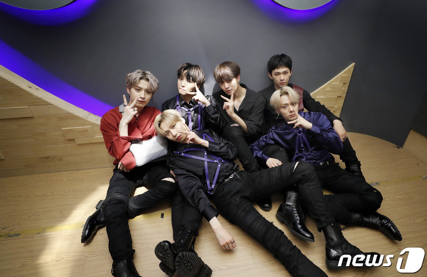 본문 이미지 - 서울 장안동 RBW 사옥. 아이돌그룹 원어스(ONEUS) 시온(왼쪽부터), 건희, 서호, 레이븐, 환웅, 이도 딥풀이. ⓒ News1 권현진 기자