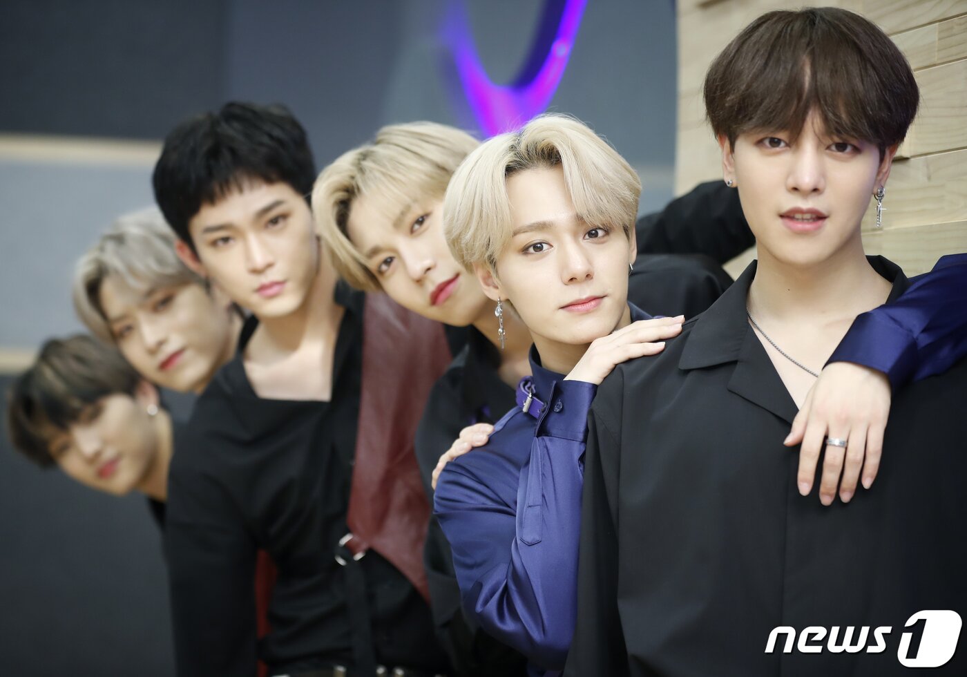 본문 이미지 - 서울 장안동 RBW 사옥. 아이돌그룹 원어스(ONEUS) 환웅 딥풀이. 2019.6.19/뉴스1 ⓒ News1 권현진 기자