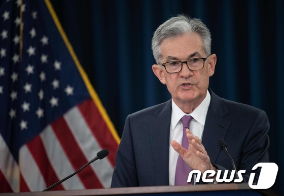 제롬 파월 Fed 의장이 19일(현지시간) 워싱턴에서 FOMC 회의를 마친 뒤 기자회견에서 기준금리 동결을 밝히며 앞으로 금리를 인하해야 할 근거는 강해지고 있다고 말하고 있다. 파월 의장은 또한 